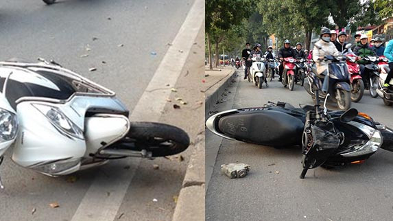 Hai chiếc xe máy đổ ra đường sau khi bị chiếc ôtô đâm phải.