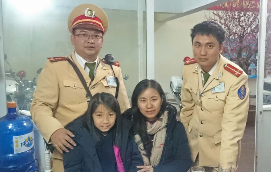 Chị Hà mẹ cháu Linh rất xúc động khi đến nhận con.