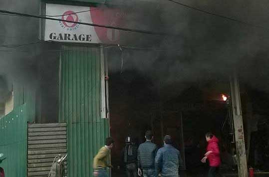 Cháy lớn thiêu rụi gara ôtô.