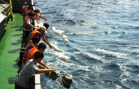 Quà Tết gói cẩn thận chống ướt, đưa lên nhà giàn bằng dây kéo.