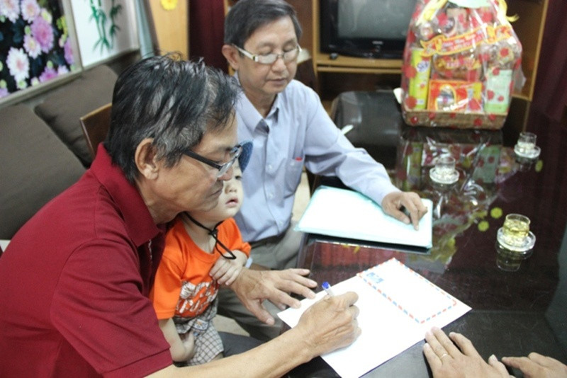 Ông Mai Thành Liêm làm thủ tục nhận bé Gia Huy.