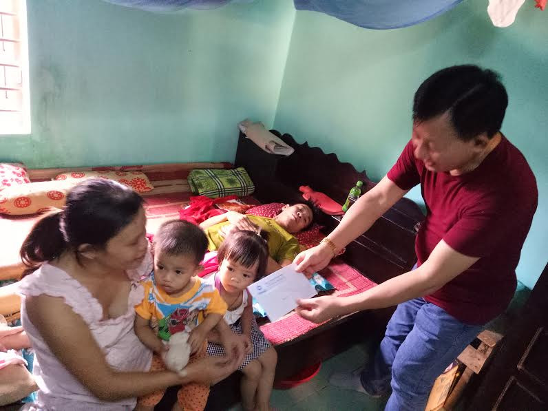 Ông Nguyễn Thanh Tú- Chánh văn phòng, Chủ tịch Công đoàn công ty Vinamilk trao suất quà 10 triệu đồng cho anh Ngô Phi Cương. 