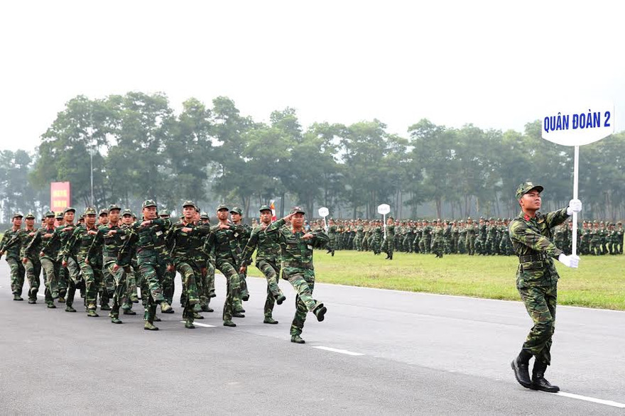 Các đoàn vận động viên tham dự hội thao, hội thi duyệt đội ngũ tại lễ khai mạc 