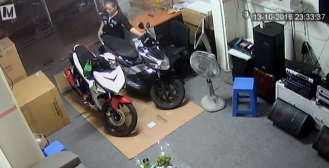 Nữ quái vào tận nhà trộm xe Air Blade