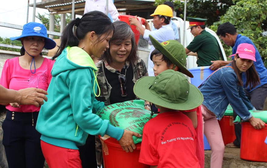 Bà Võ Hạnh Phúc, con gái của Đại tướng Võ Nguyên Giáp tặng quà và động viên người dân thôn Vinh Quang, xã Sơn Thủy (Lệ Thủy, Quảng Bình) vượt qua khó khăn.