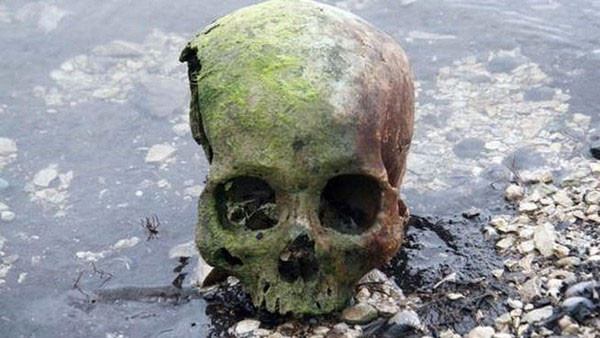 Giải mã bí ẩn hộp sọ trẻ em rải đầy quanh hồ 