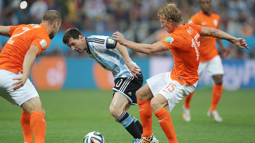 Messi chơi mờ nhạt trong trận bán kết với Hà Lan