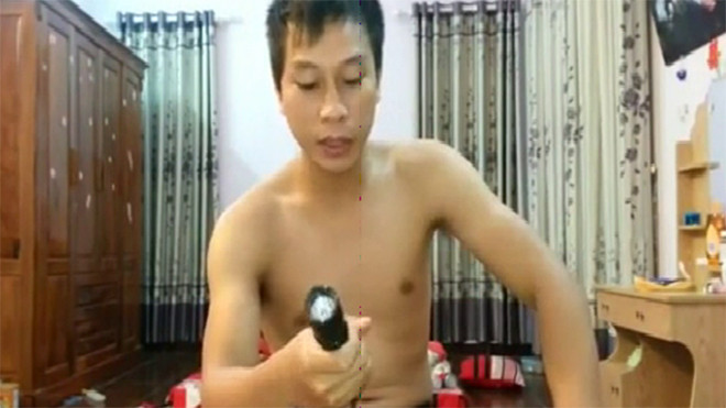 Nam thanh niên lấy thân mình thử dùi cui điện