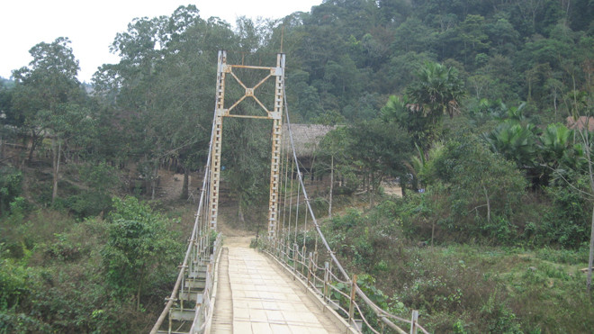 Hàng chục cầu treo ở khu vực miền tây Nghệ An đã xuống cấp. ảnh: Phan Sáng