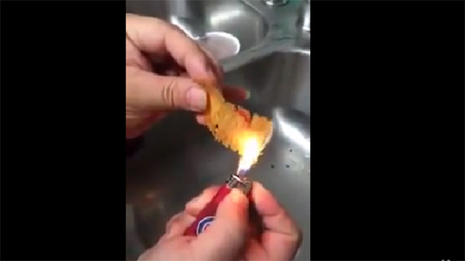 Mực khô đốt cháy như cao su