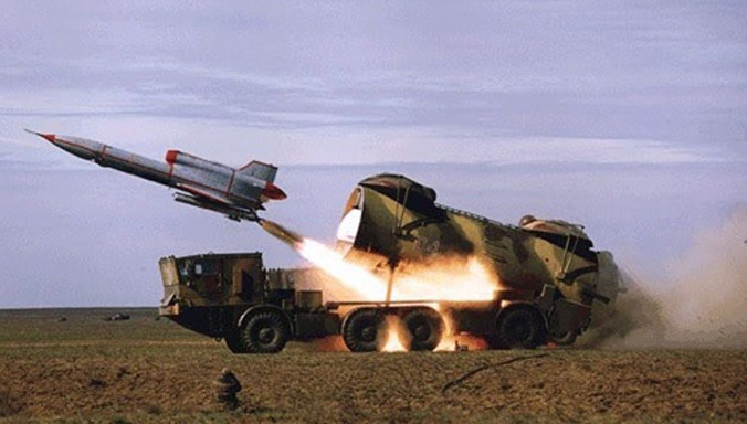 UAV Tu-143 được triển khai từ xe tải hạng nặng.