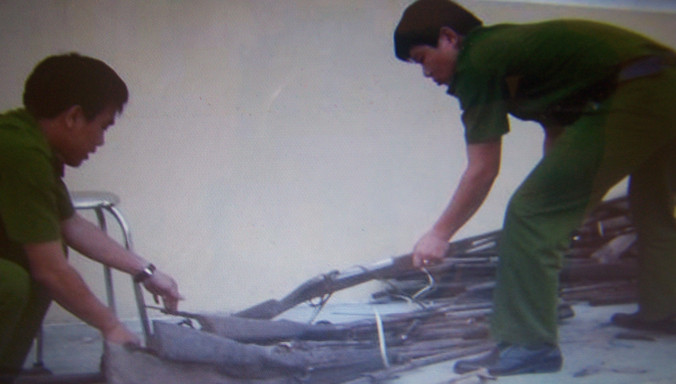 Bàn giao súng tự chế.