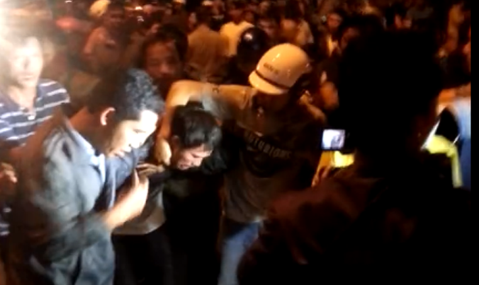 Đối tượng Phương bị khống chế đưa về trụ sở công an.