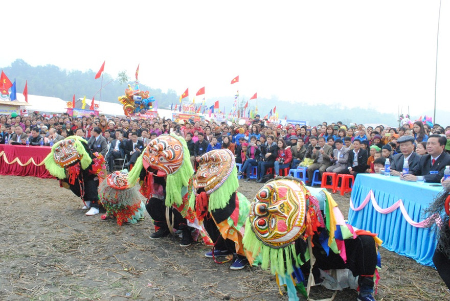 Đội kỳ lân ra mắt chào khán giả Lễ hội Lồng Tồng Phủ Thông 2017
