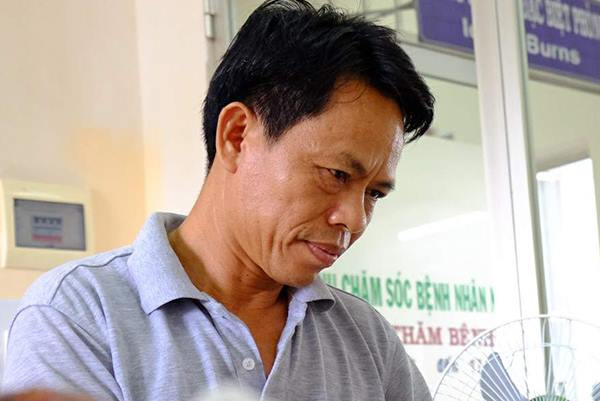 Ông Viêm chăm sóc con trai tại Bệnh viện Chợ Rẫy. Ảnh: Lê Phương. 