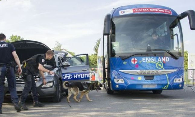 Tuyển Anh tá hỏa vì xe buýt có nguy cơ bị khủng bố đột nhập