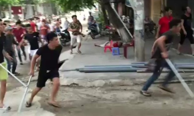 Hàng chục thanh niên truy sát nhiều người. Ảnh cắt từ clip.