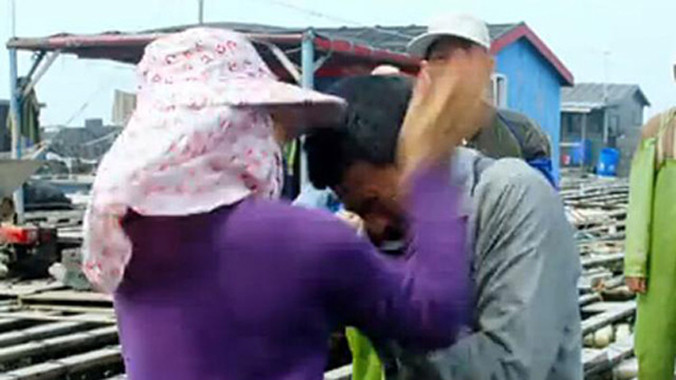 Hình ảnh Lưu Đức Hoa bị một phụ nữ nông thôn bạo hành.