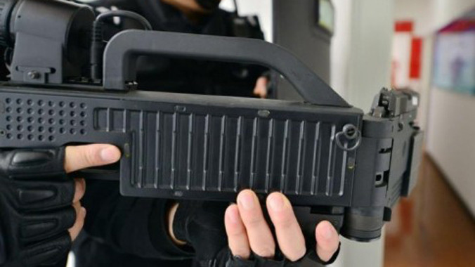 "Súng uốn cong" cho phép người sử dụng bắn mục tiêu ẩn nấp trong góc mà không gây ra bất cứ nguy hiểm nào với xạ thủ. 