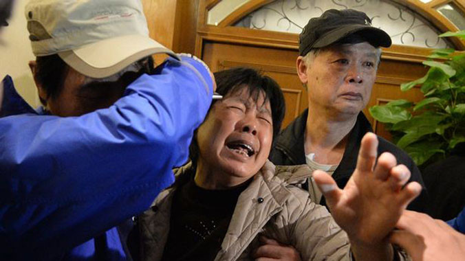 Người thân các nạn nhân và cả thế giới mòn mỏi ngóng tin về số phận chiếc máy bay xấu số. Ảnh: Mirror.