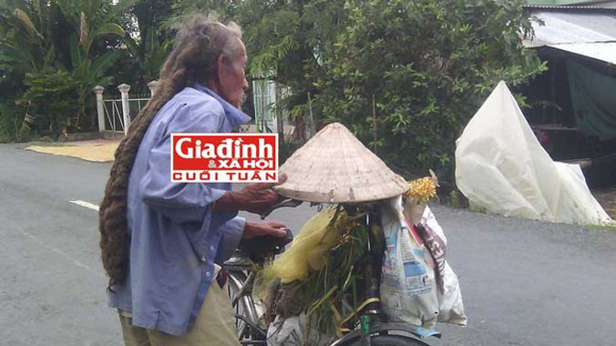 Hằng ngày, lão “tóc rồng” đi khắp mọi nơi trên chiếc xe đạp cà tàng.