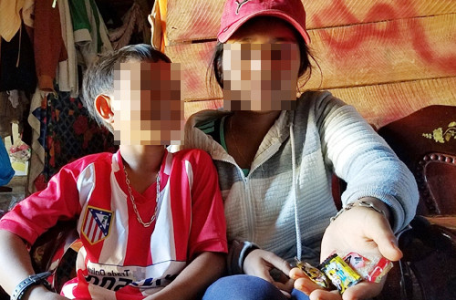 Chị em bé H’Quỳnh Byă và kẹo của nhóm người lạ khiến nhiều người nhập viện. Ảnh: Kh.Uyên.