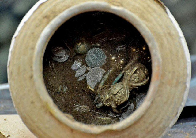 Chiếc hũ đất chứa đầy vàng được tìm thấy dưới sàn một căn phòng từng bị cháy rụi.