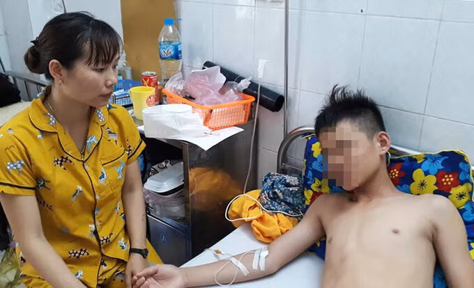 Lê Phước Duy nằm điều trị tại Bệnh viện Đa khoa tỉnh Thanh Hóa. Ảnh: Lê Hoàng/VNE