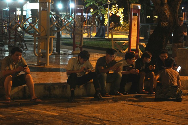 Giới trẻ Sài thành mải mê 'truy bắt' Pokémon trong đêm