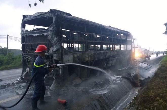 Chiếc xe khách cháy trơ khung (ảnh tư liệu của cơ quan chức năng)