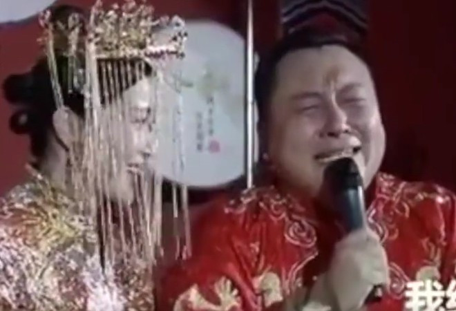 Fuyang không cầm được nước mắt vì quá hạnh phúc. Ảnh chụp màn hình. 