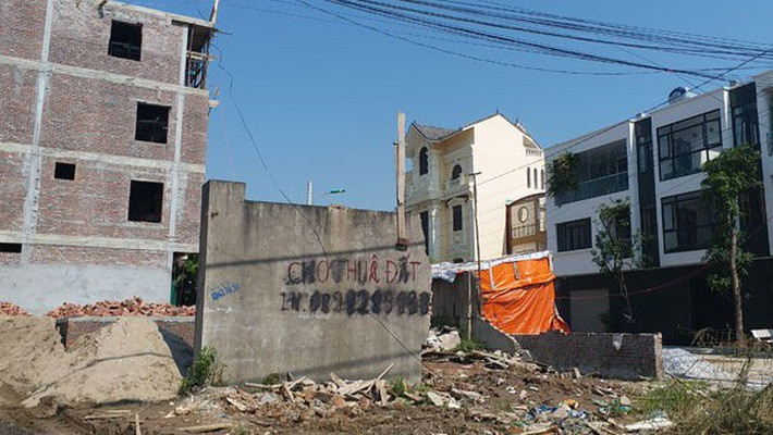 Hàng loạt ngôi nhà trái phép mọc lên trên khu đất quốc phòng ở Hải Phòng.