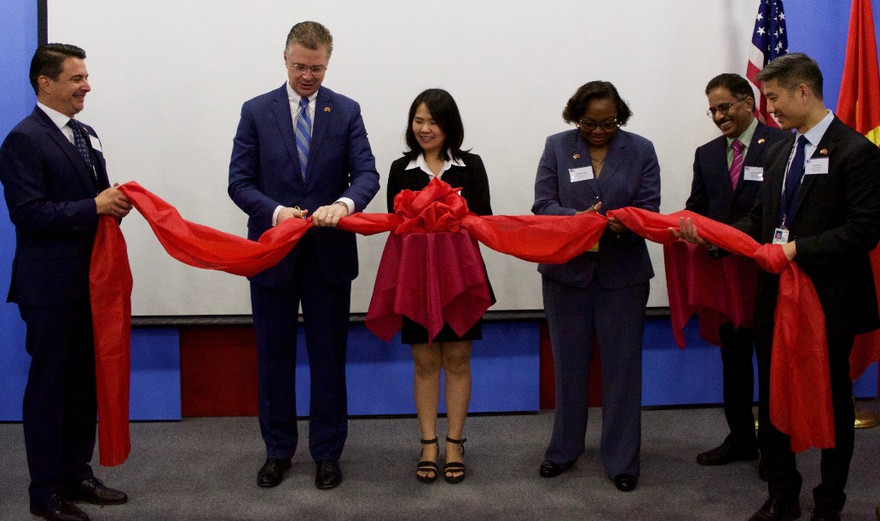 Chú thích ảnh: Phó giám đốc APHIS, bà Cheryle Blakely Blakely và Đại sứ Kritenbrink khai trương văn phòng APHIS ở Hà Nội/ (ảnh: ĐSQ Mỹ) 