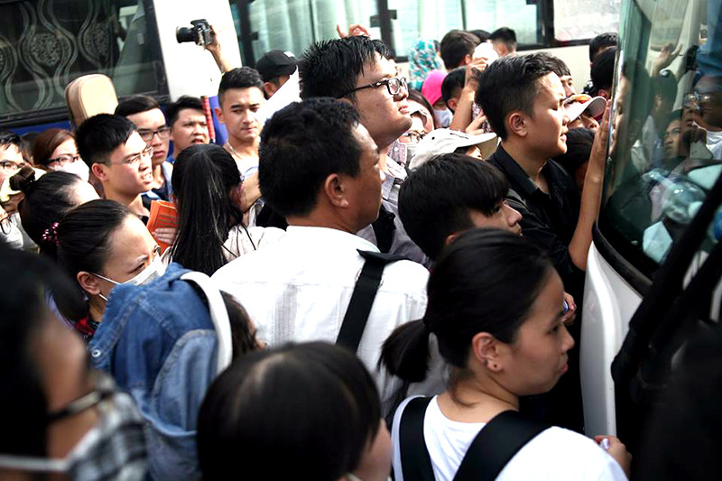 Hàng nghìn người dân đổ ra bến xe trở về quê, đi du lịch,... trong dịp Quốc khánh 2/9.