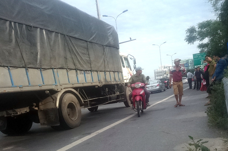 Tình trạng xe ôm đi vào cao tốc, xe khách dừng đỗ đón trả khách xuất hiện nhan nhản trên cao tốc Pháp Vân - Cầu Giẽ.