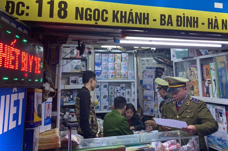 Cửa hàng thiết bị y tế bị lực lượng chức năng kiểm tra.