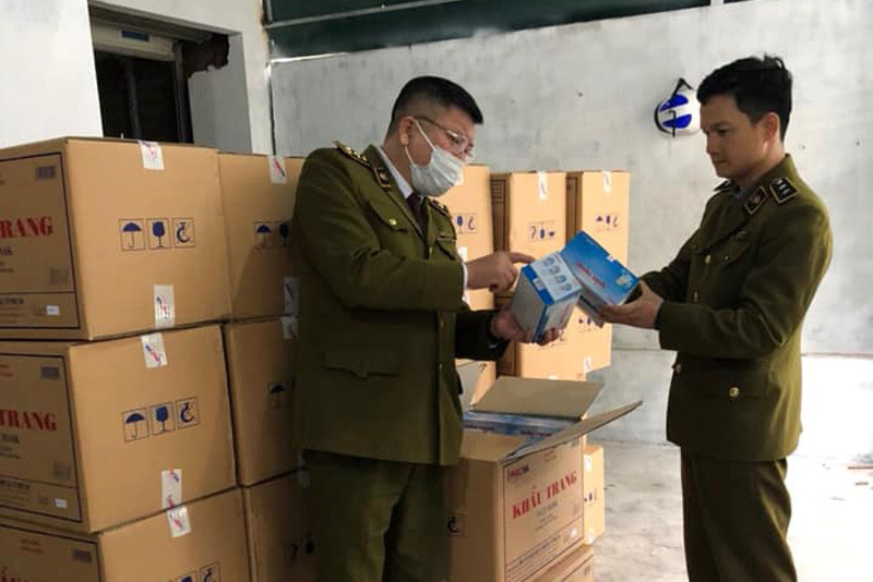Lực lượng chức năng kiểm tra phát hiện số khẩu trang không có hóa đơn chứng từ.
