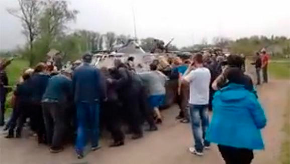 Người dân Slavyansk chặn đường xe thiết giáp của quân chính phủ