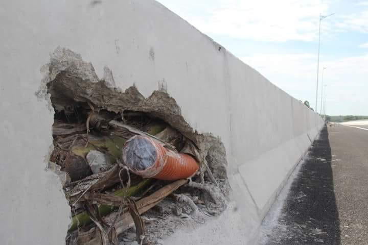 Hình ảnh đoạn dải phân cách độn chuối trên đường cao tốc gây hoang mang dư luận.
