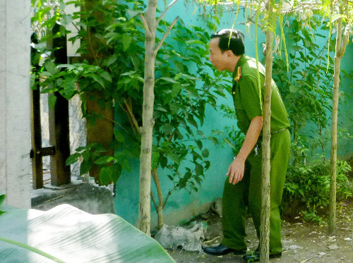 Cảnh sát tìm dấu vết hung thủ tại hiện trường. Ảnh: Đức Thịnh