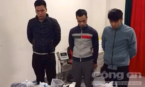 3 đối tượng bị bắt cùng tang vật. - Ảnh: Quốc Huy