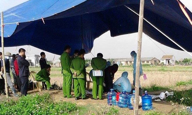 Cơ quan công an tiến hành khai quật tử thi cụ H. chiều 5/1