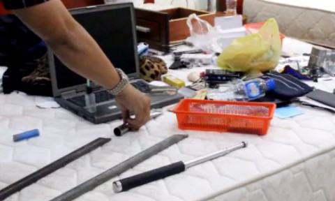 Các thanh kiếm, mã tấu, roi điện bị phát hiện. Ảnh: Khánh Trung