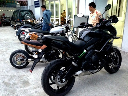 Xe khủng vi phạm đang tạm giữ tại cơ quan công an