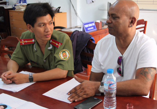 Du khách Mỹ nói lời cảm ơn khi Công an quận Cái Răng, TP Cần Thơ, trao trả tài sản. Ảnh: C.A