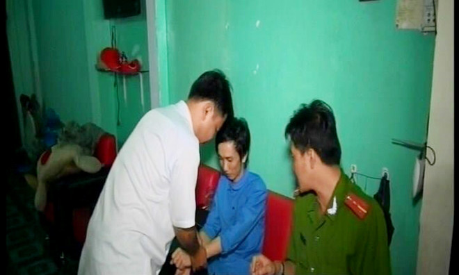 Đối tượng Dân (áo xanh) tại cơ quan Công an. Ảnh: Báo Công an nhân dân