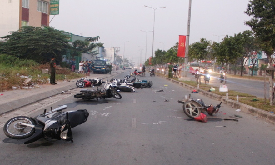 11 xe do các thanh niên chạy thành đoàn trên đường dẫn đến va chạm nhau