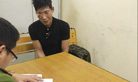 Đối tượng nghi là cho học sinh dùng ma túy bị người dân bắt giữ