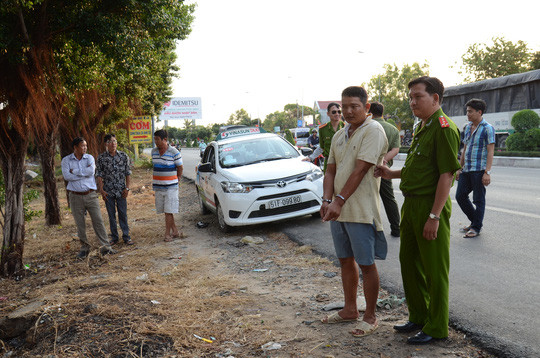 Nguyễn Hoàng Vũ chỉ vị trí vứt 2 con dao dính máu