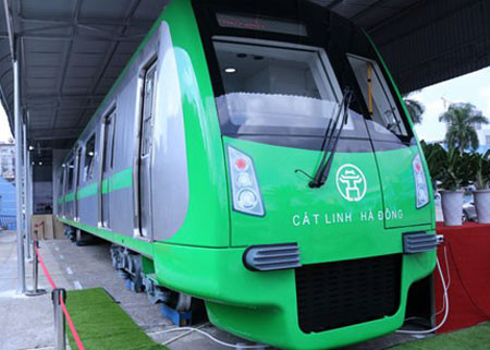 Mẫu tàu đường sắt Cát Linh - Hà Đông thời điểm trưng bày tại Hà Nội (tháng 11/2015). Tàu này sẽ được điều chỉnh một số chi tiết nội-ngoại thất